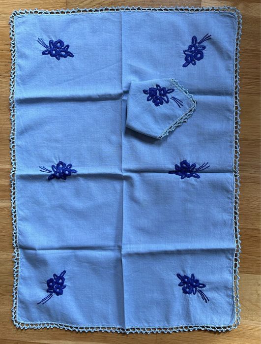 Pano de tabuleiro azul bordado