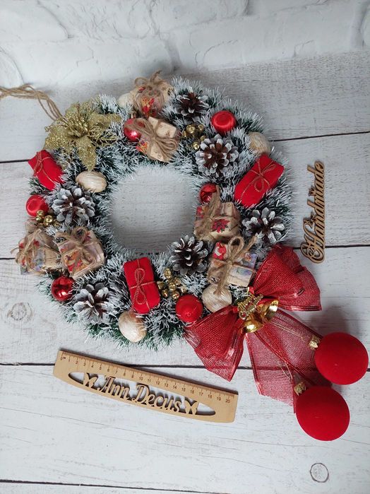 Świąteczny wianek na drzwi. Wieniec bożonarodzeniowy. Handmade