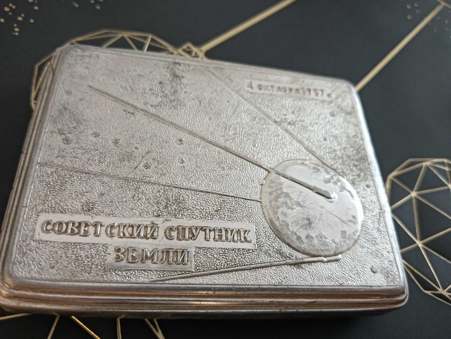Vintage metalowa papierośnica „Sowiecki Satelita Ziemi” 1957 1 Sputnik