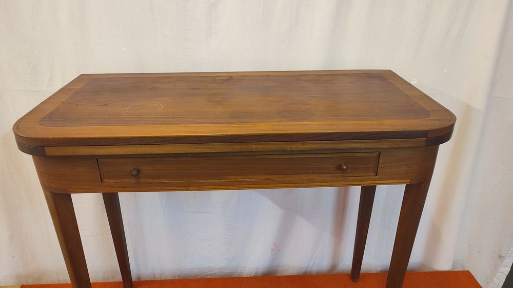 Mesa de jogo com gaveta