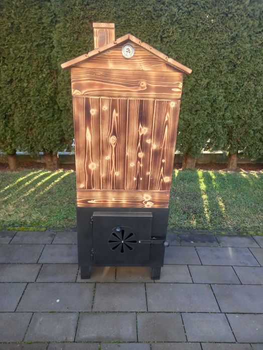 Wędzarnia drewniana ogrodowa z paleniskiem bezpośrednim pod wędzarnią.