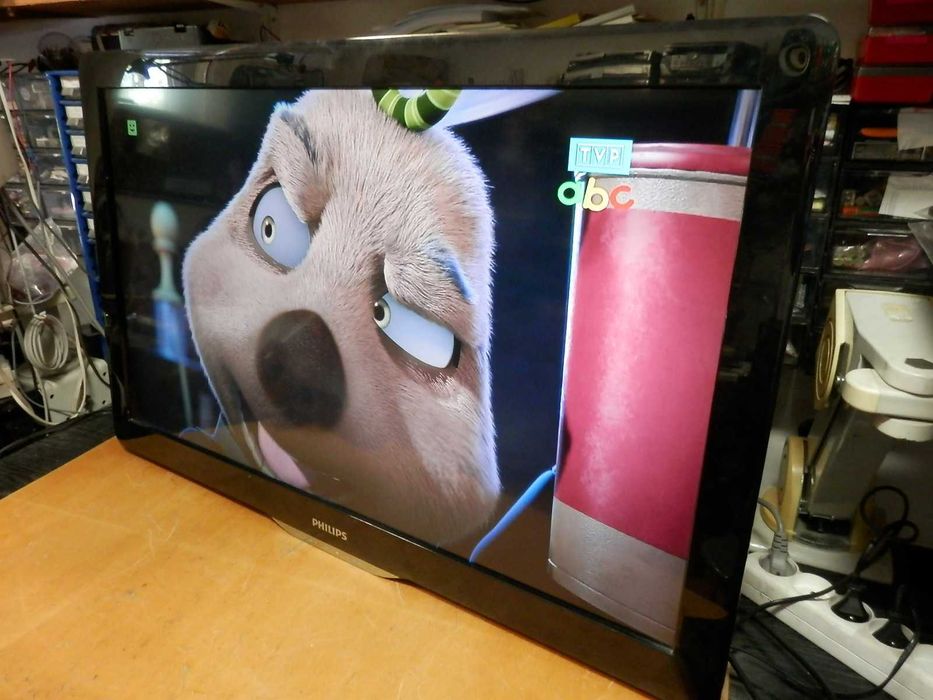 Sprzedam telewizor Philips 37PFL4606H z pilotem, sprawny, bez nóżki