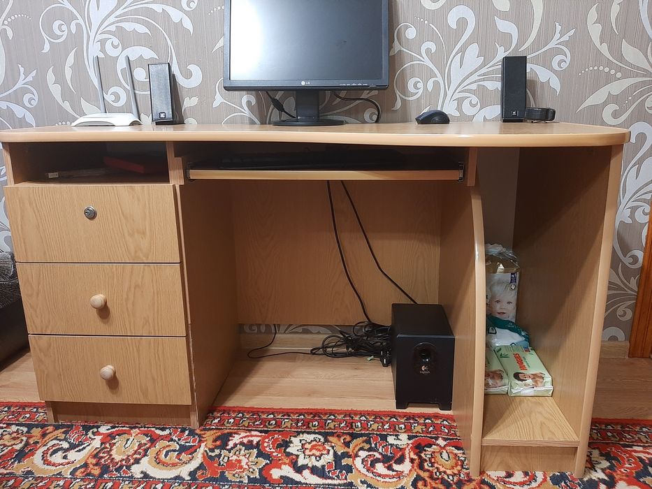 комп'ютерний стіл