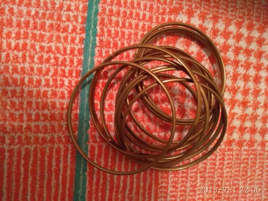 Pulseiras uma bordo e outras cinzas