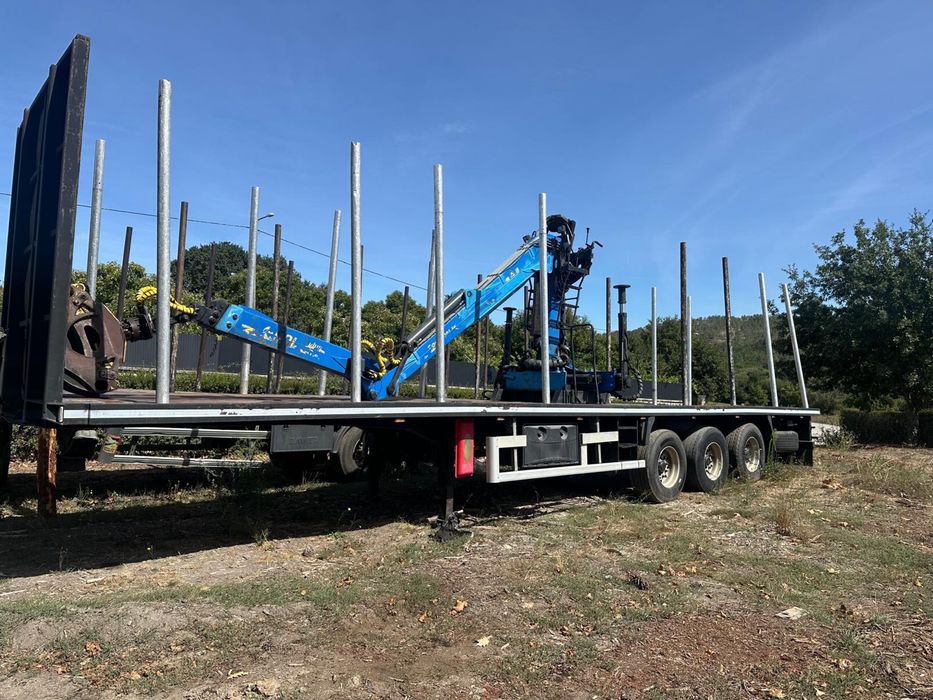 Semi reboque com grua florestal