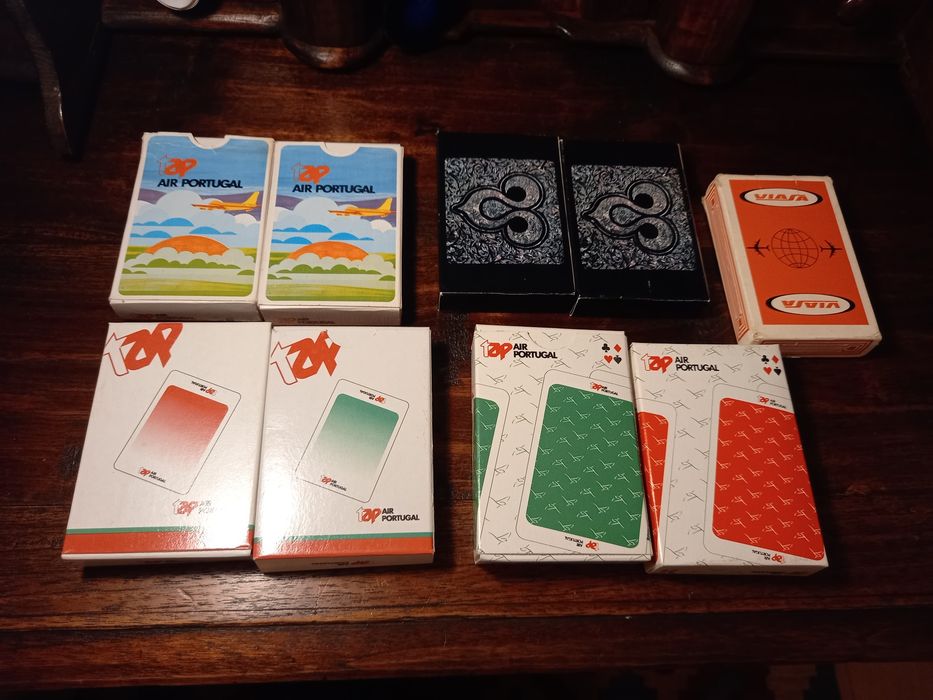 8 baralhos de cartas da TAP e 1 baralho da VIASA.