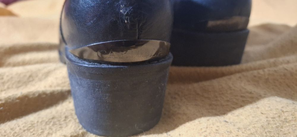 Sapatos de salto Carmela pretos

Bom estado 38 Carmela Preto