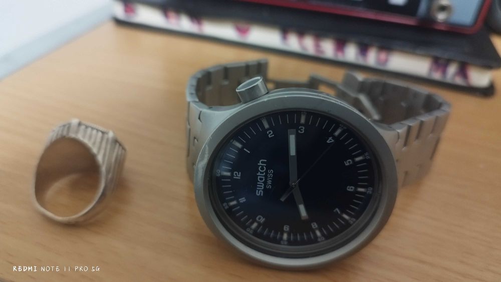 Relógio a venda com anel de presente