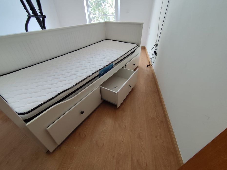 Cama solteiro com colchão.