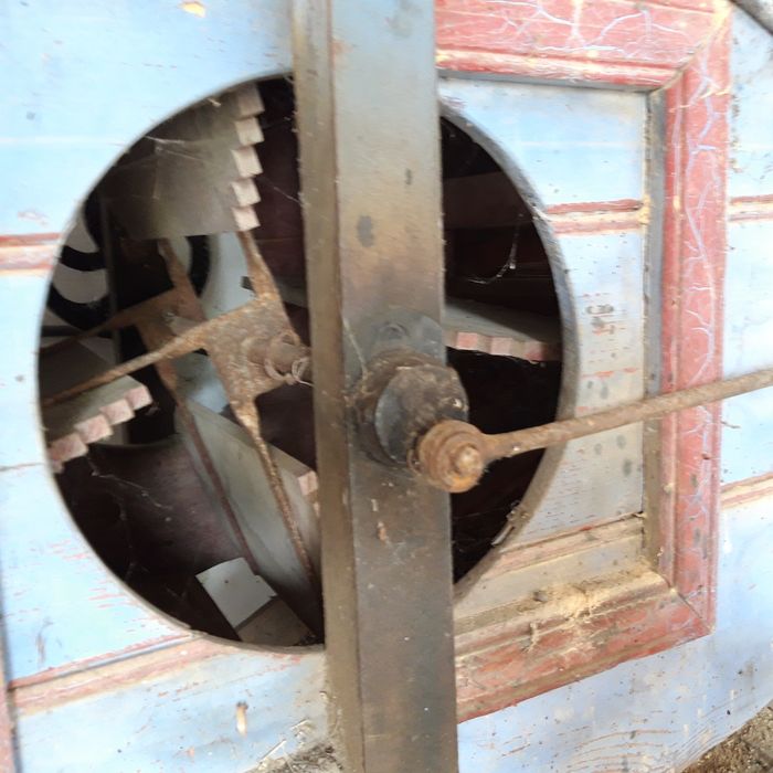 Erguedeira ou Tarara anos 40. Maquina manual de limpar cereias