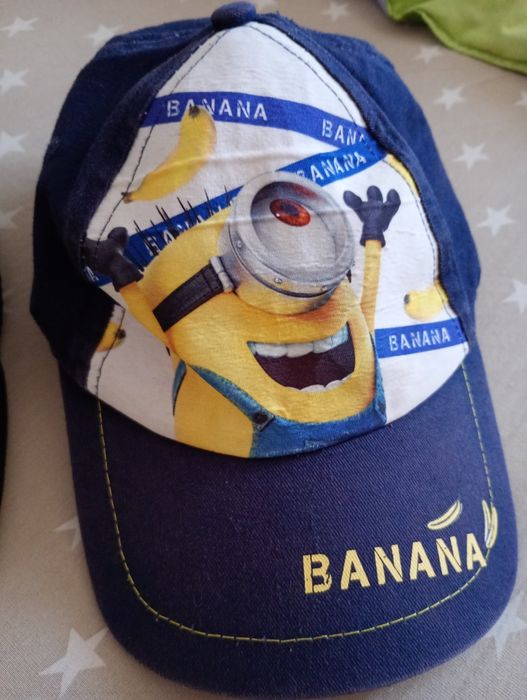 Czapki z daszkiem , torebka , książka Minionki 2-5 lat
