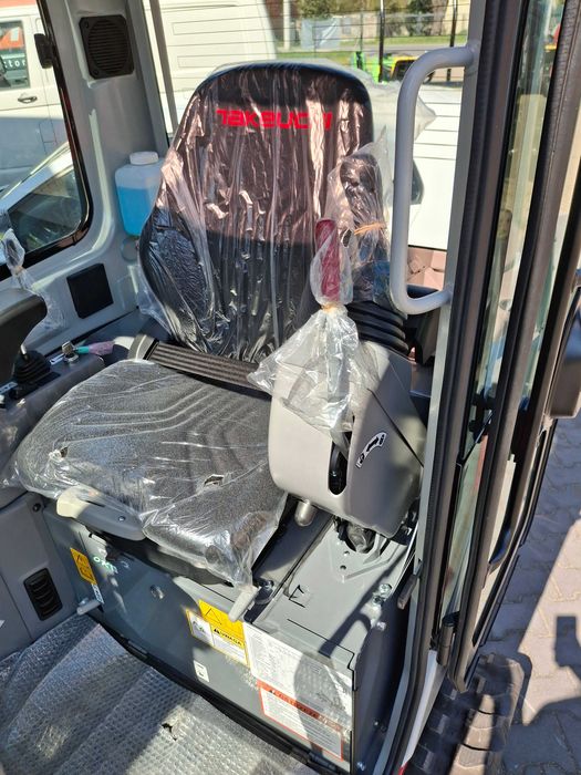 Minikoparka Takeuchi TB216 V4 gąsienicowa – 1,8 t  POWERTILT  w zestawie z przyczepką ciężarową IFOR WILLIAMA GH94BT 2700kg ładowność