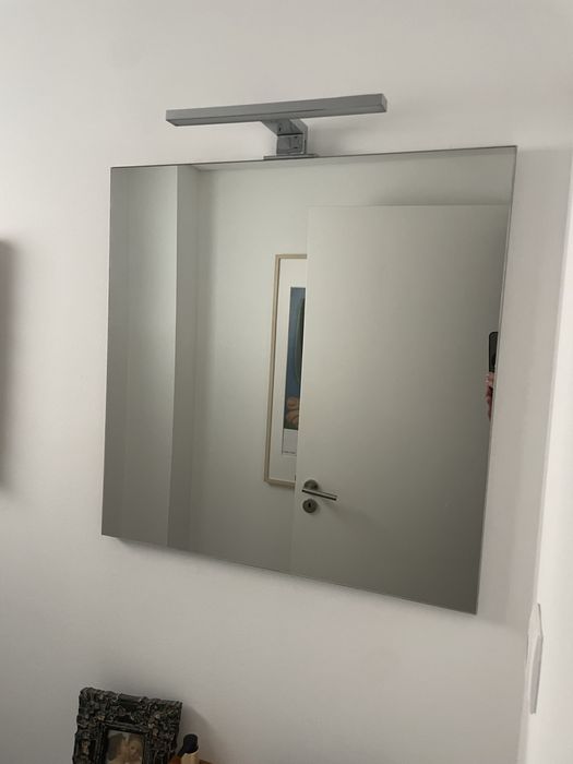 espelho de parede sem moldura com uma luminária LED 60cmX60cm