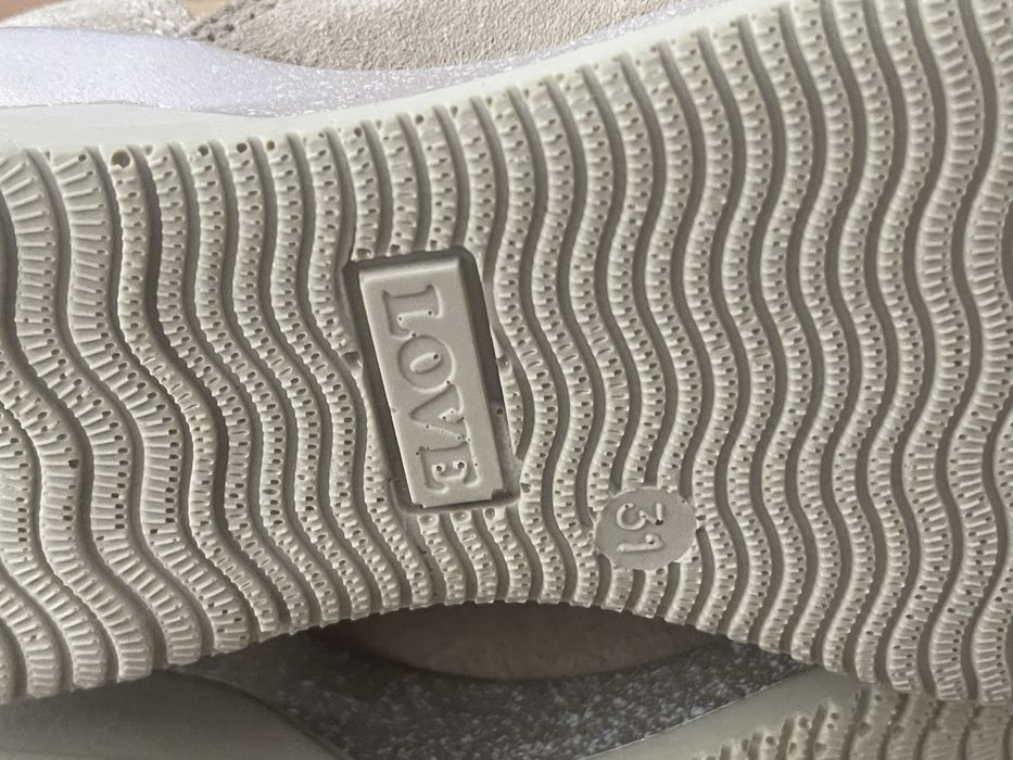 Sapatos/sapatilhas douradas e bege criança