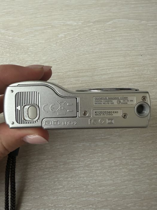 компактна цифрова камера Olympus FE-180