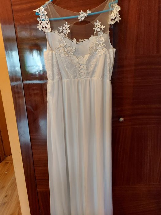 Sprzedam sukienkę koloru białego