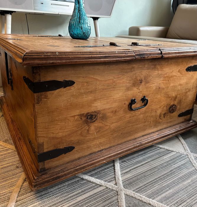 Stolik skrzynia, drewno i okucia