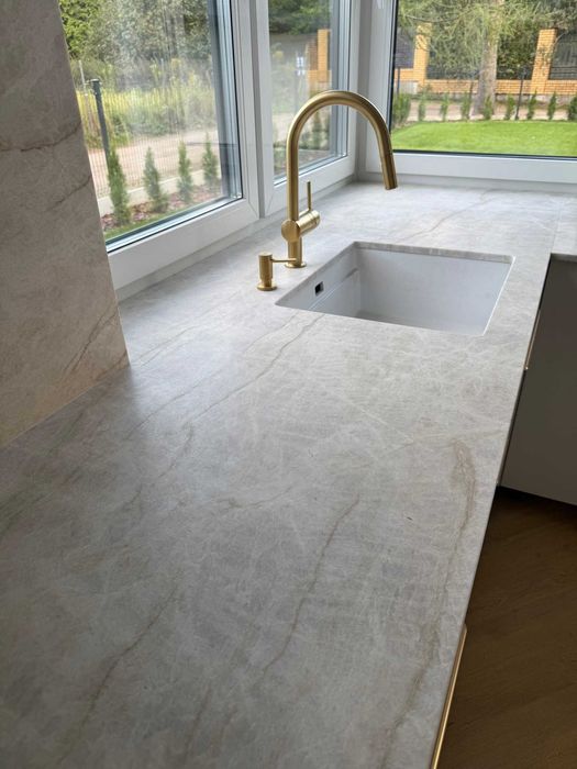 Blaty kamienne, kwarc naturalny, konglomerat, granit, spiek kwarcowy.