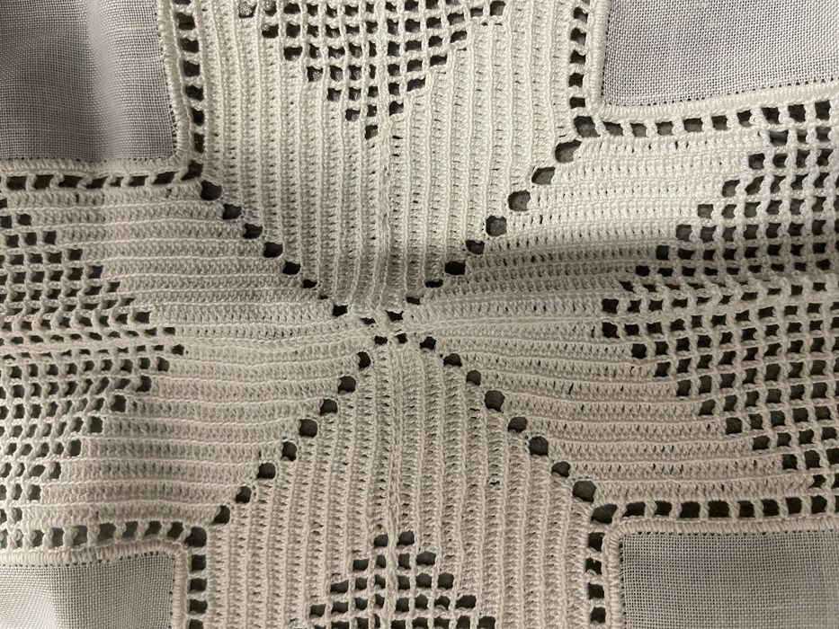 Toalha pequena com tecido e crochet feito à mão.