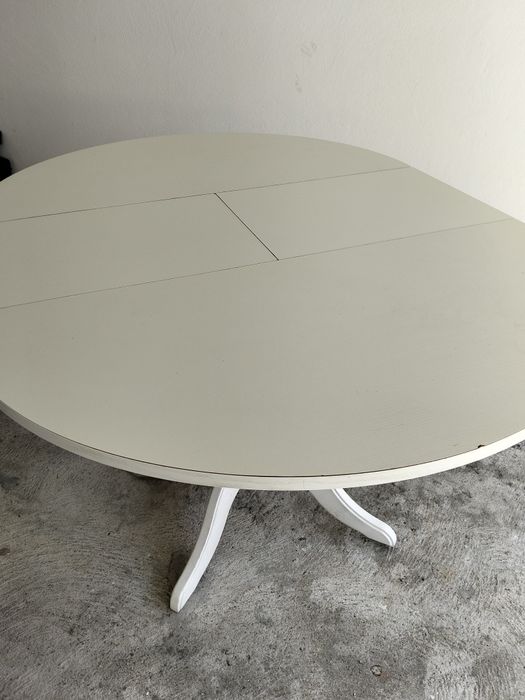 Mesa branca redonda