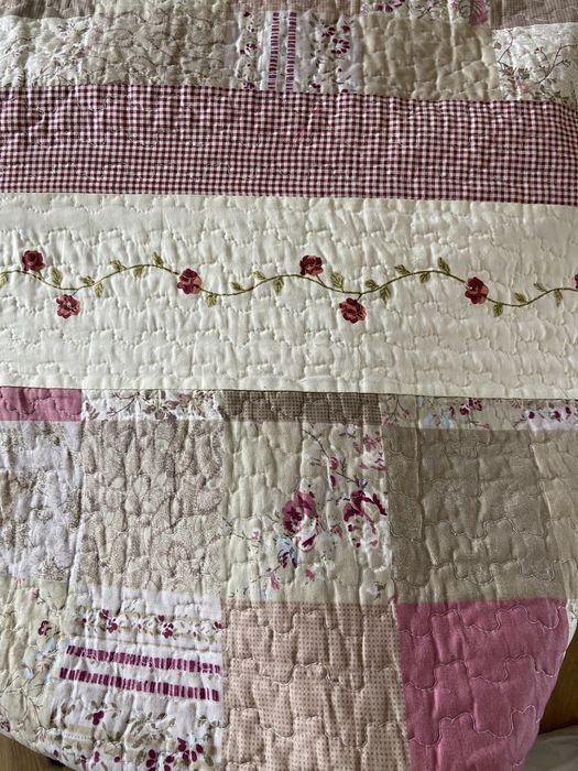 Colcha rosa e creme com fronhas