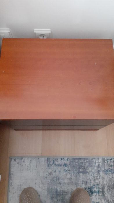 Cama de casal com uma mesa de cabeceira e colchão incluído