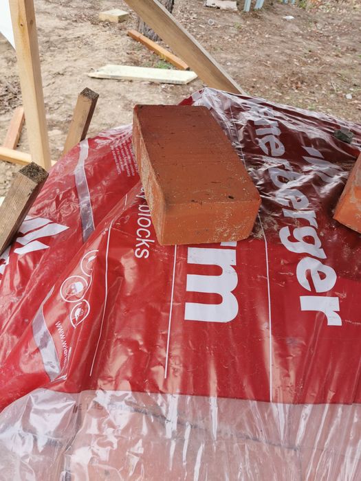 Cegła czerwona około pół palety