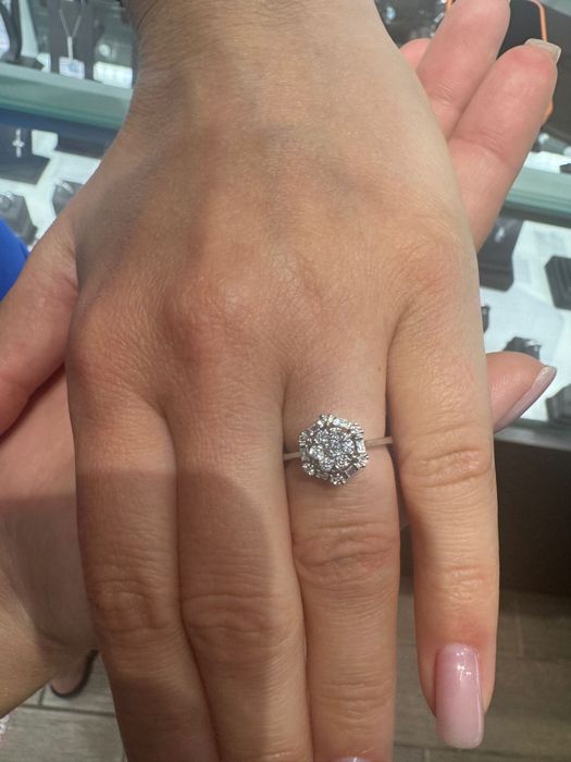 Золоте кольцо з діамантами