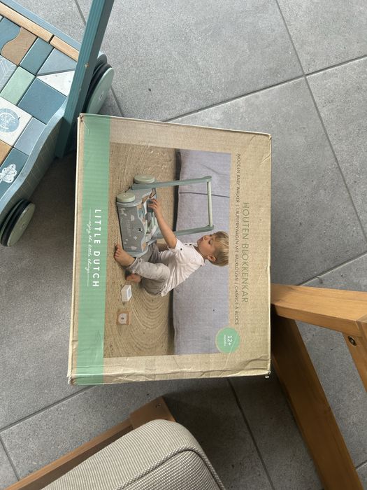 Pchacz z marki Little Dutch Drewniany wózek z klockami