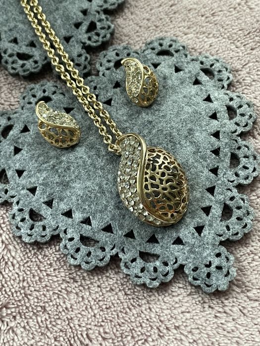 Zestaw biżuterii kolczyki plus łańcuszek.