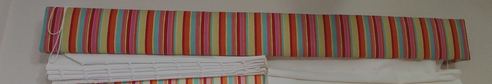 Sanefa colorida para quarto de criança