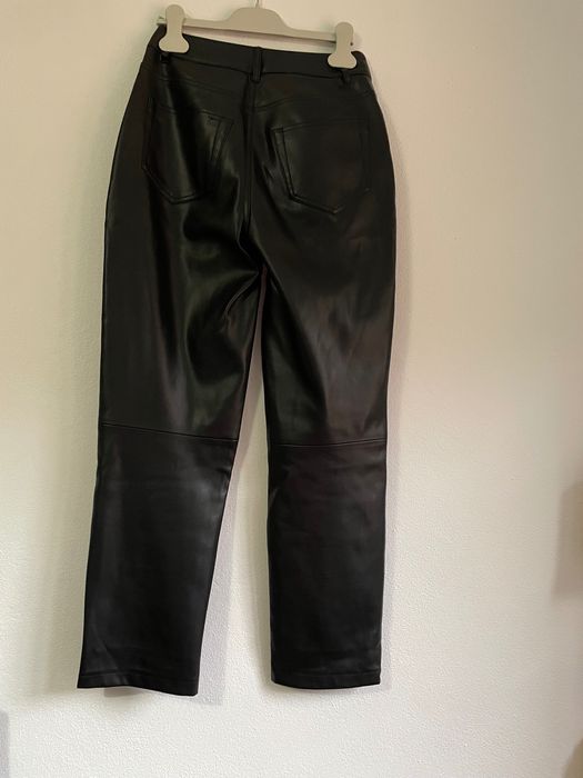 Calças pretas em pele