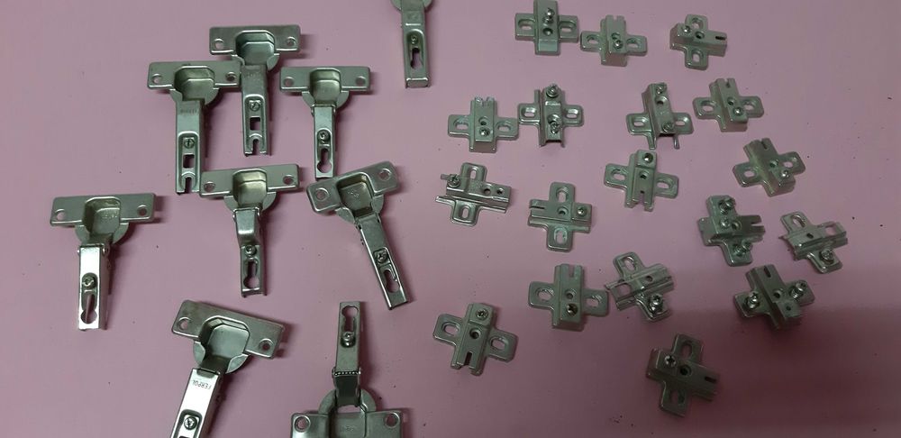 Dobradiças para armários e móveis