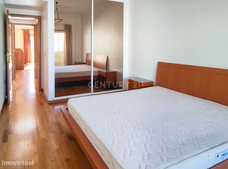 Amplo apartamento de 3 quartos com varandas panorâmicas em Almada, em