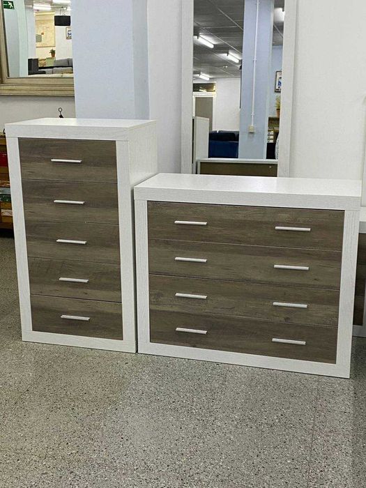 Conjunto de quarto com cómoda e aparador.