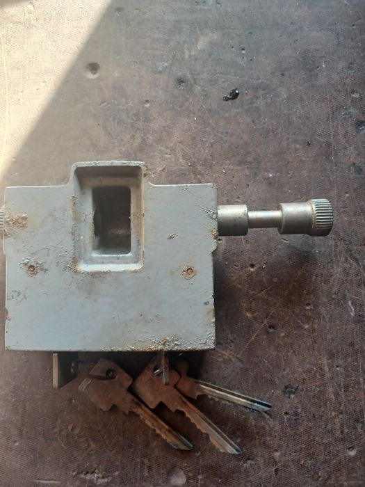 Замок гаражний накладной