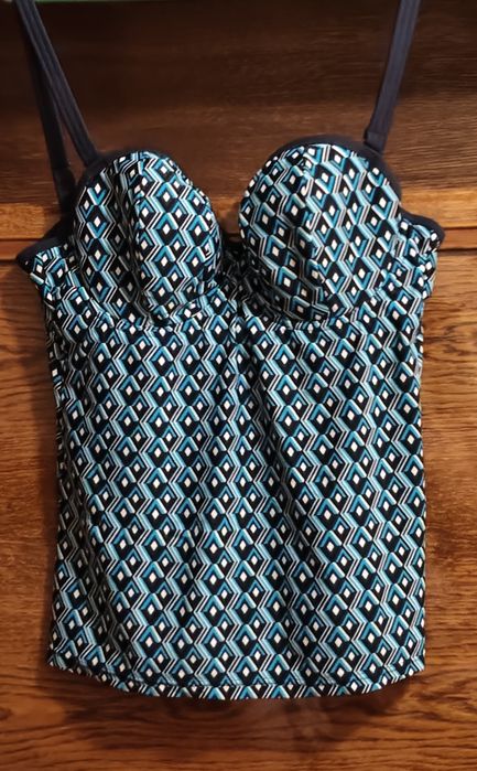 Верх стильного женского купальника танкини Curvy Kate Wanderlust Bandeau  Британии с узнаваемым геометрическим узором в синих тона