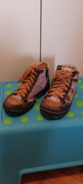 Sapatilhas bota de pele por dentro e por fora com fecho. Tamanho 28.