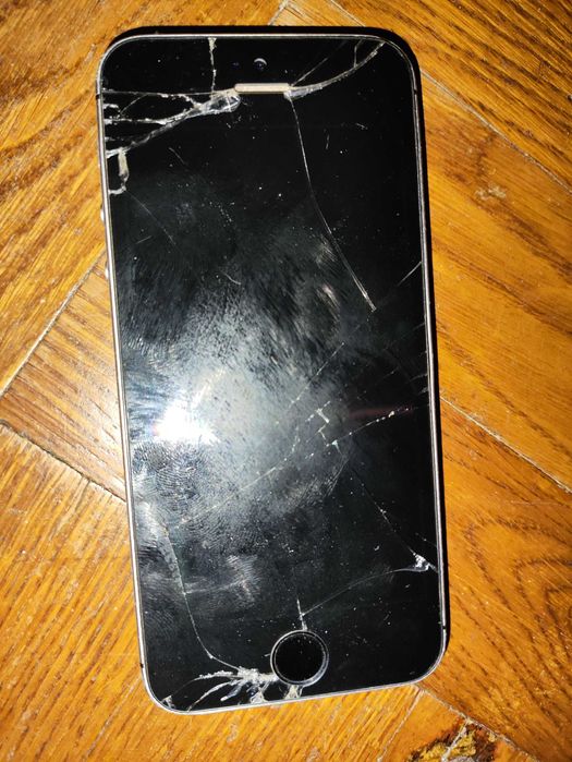 Iphone SE 1 поколения битый