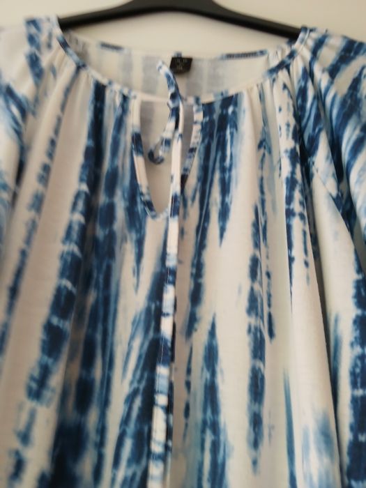 Blusa branca com raiado azul