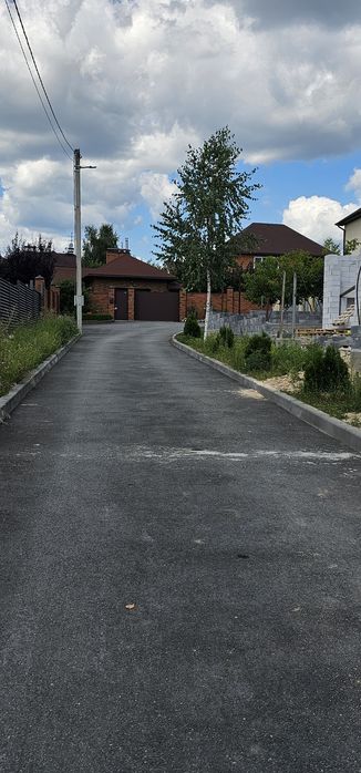 Просторий сучасний будинок з терасою біля лісу та озера.Газ