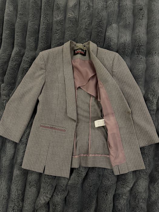 Класичний жіночий костюм у смужку