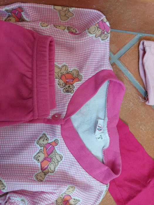Várias peças de roupa de menina entre os 12 e os 36 meses