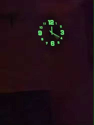 Настінний годинник, що світиться
