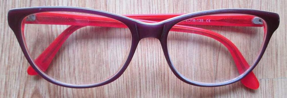 Oprawki okularowe damskie czerwone.