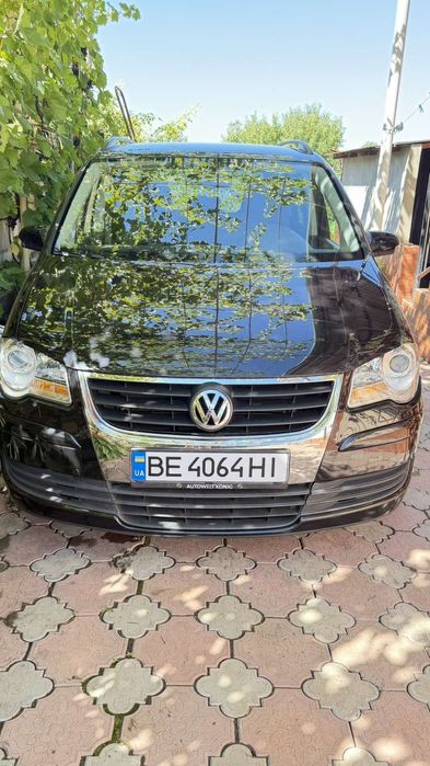 автомобіль volkswagen touran