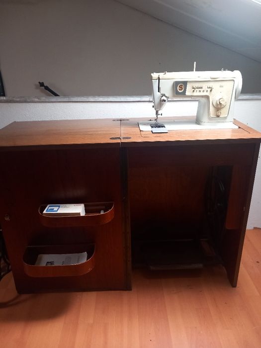 Para desocupar. Máquina de costura Singer com pouco uso.