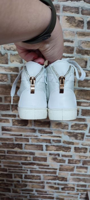 Продам кросівки високі для дівчинки розмір 25