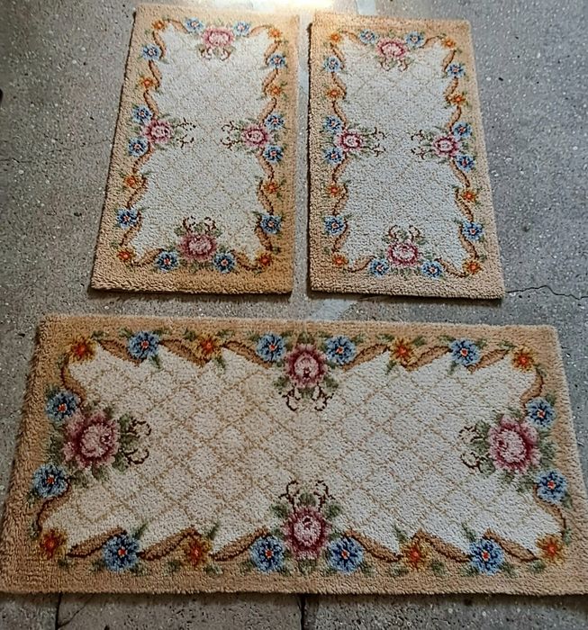 Conjunto 3 tapetes com motivos florais como novos
Medidas:
Tapete gran