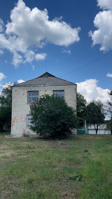 Продаж ділянки з приміщеннями